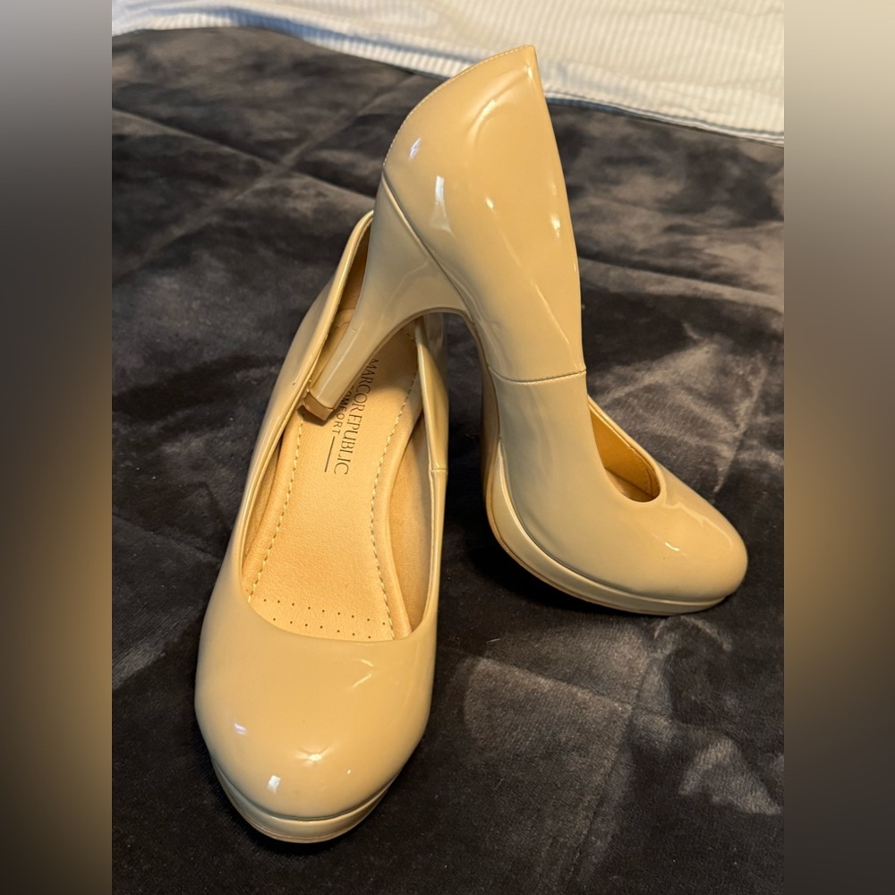 Nude pumps